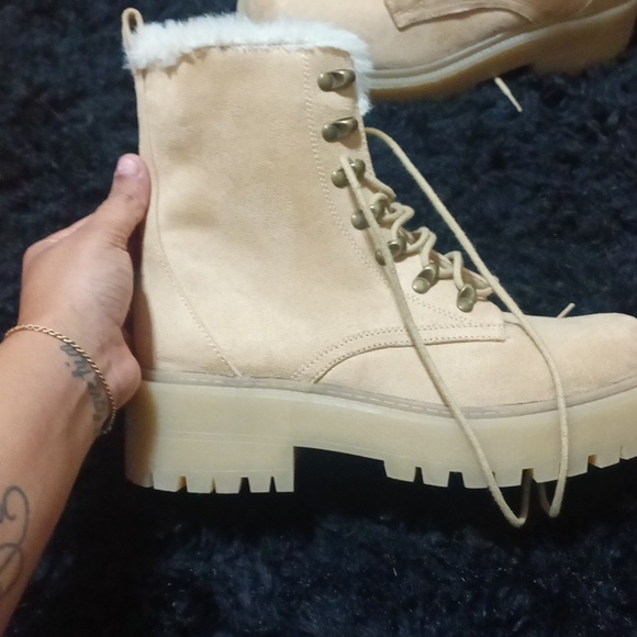 Forever 21 Beautiful  cream boots new - Picture 3 of 4